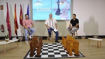 La Diputación de Albacete abre su stand al ajedrez con la presencia del campeón de España