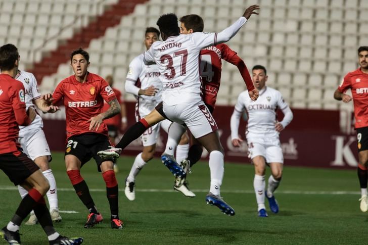 El Mallorca frenó la recuperación de un Albacete que falló un penalti en el minuto 86 (0-1)