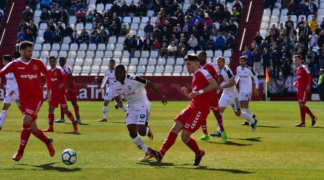 Una jugada del partido disputado en el Carlos Belmonte entre el Albacete Balompié y el Nástic.