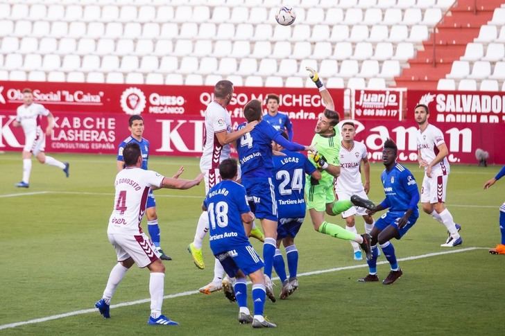 Albacete-Oviedo: El Alba no pudo con un rival que jugó más de media hora con dos menos (1-1)