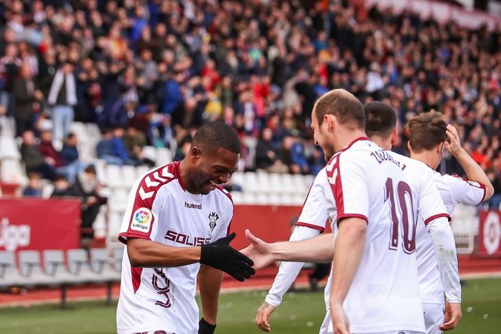 El Albacete acabó con la resistencia del Mallorca y ganó (2-0) para seguir líder