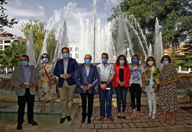 Albacete homenajea a sus mayores con una placa en la fuente del Paseo de la Cuba