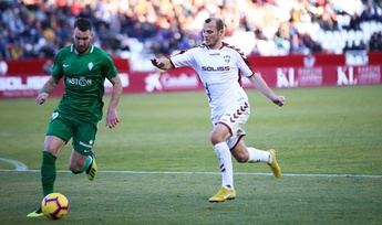 El Albacete, con un gol en fuera de juego de Zozulia, empata ante el Sporting de Gijón (1-1)