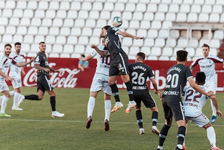 Un gol de Zozulia ante el Sporting rescata un punto y saca al Albacete del descenso