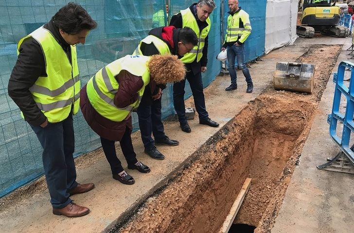 Técnicos y responsables municipales, observando el hallazgo de las tinajas en la calle Albarderos.