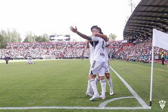 Agus Medina y José Carlos Lazo anotan los goles del Alba ante el Valladolid (2-0)