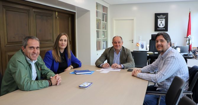 El alcalde de Albacete ha recibido a la gerente técnica y al jefe de proyectos de Voltrain Consultores