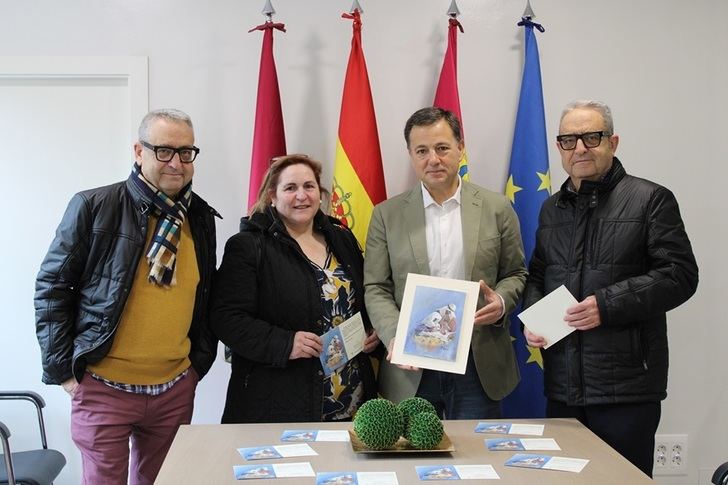 El alcalde de Albacete recupera la tradición de felicitar la Navidad mediante una obra de un artista local