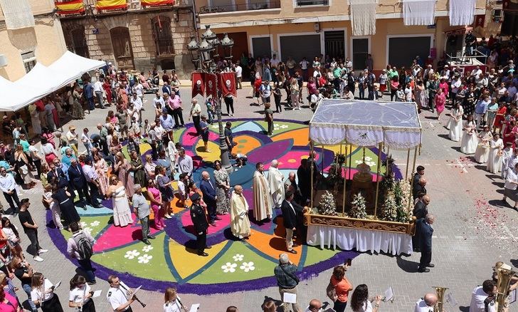 Las alfombras de serrín congregan a más de 12.000 personas en Elche de la Sierra (Albacete)