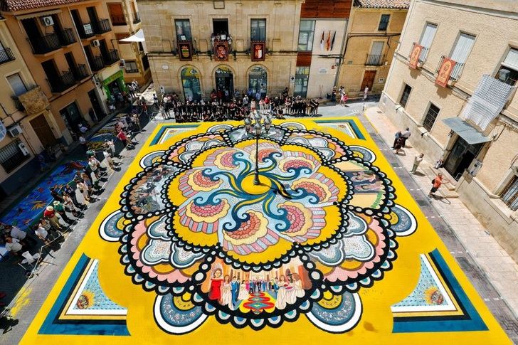 Las Alfombras del Corpus de Elche de la Sierra, galardonadas con la Medalla al Mérito Cultural