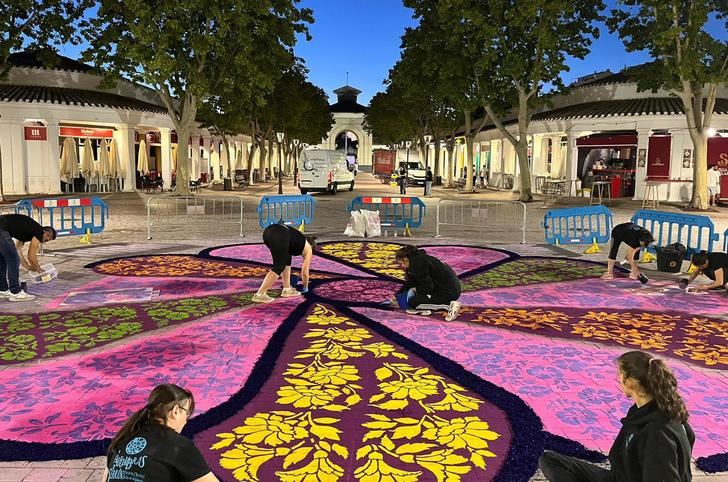 La Feria de Albacete rinde homenaje a la Virgen de los Llanos con una impresionante Alfombra de Serrín