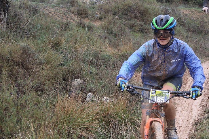 Javier Jiménez y Alfonsi Villar vencen en la dura carrera de BTT de Villamalea, que completaron menos de un centenar de corredores