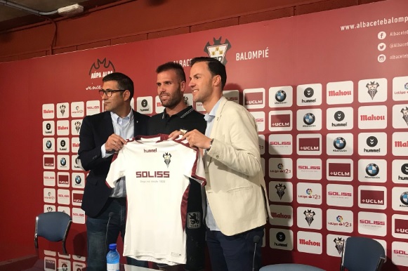 Alfredo Ortuño en su presentación con el Alba.