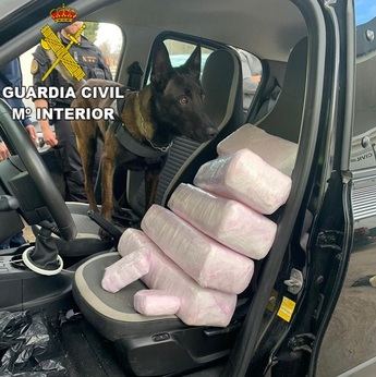 Intervenido un alijo de casi 27 kilogramos de hachís oculto en un doble fondo de un turismo en la A-4, en Toledo