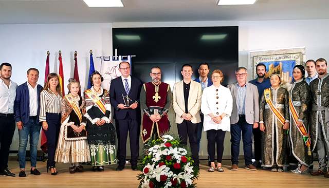 Las Comparsas de Moros y Cristianos de Almansa presenta en el stand de la Diputación de Albacete las actividades del 2019