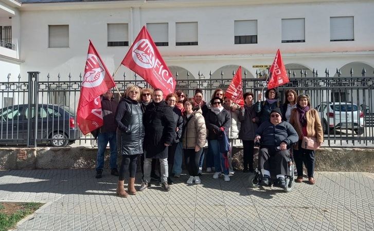 La plantilla de la Residencia San José de Almansa se concentra en protesta por el impago de sus nóminas