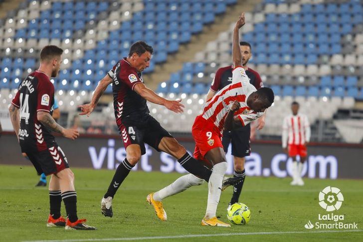 El Albacete se aferra a la esperanza y empata ante un Almería al que se le escapa el ascenso directo (1-1)