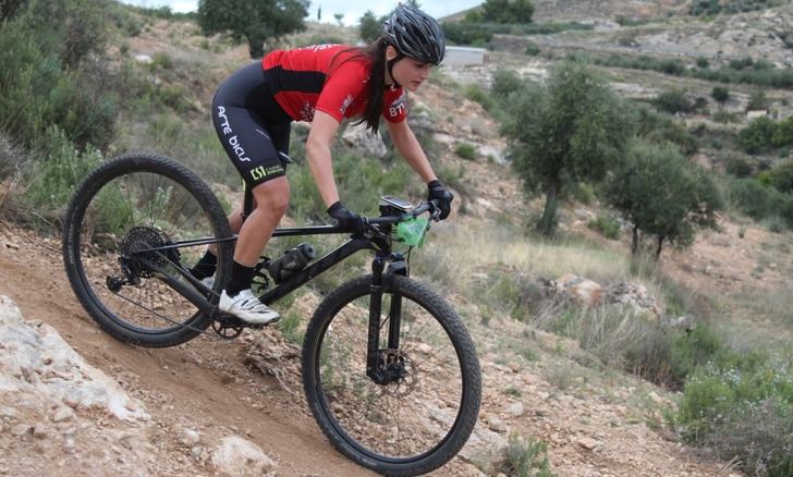 Almudena Jiménez y Juan Carlos Sánchez, ganadores de la carrera de BTT de Elche de la Sierra