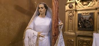 La Hermandad de la Santa Cruz de Hellin reintegra su imagen en la Capilla de San Antonio tras la restauración