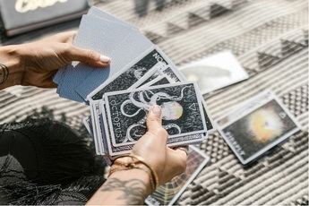 Análisis técnico y narrativo de La voz del destino: Entre cadenas y cartas del Tarot