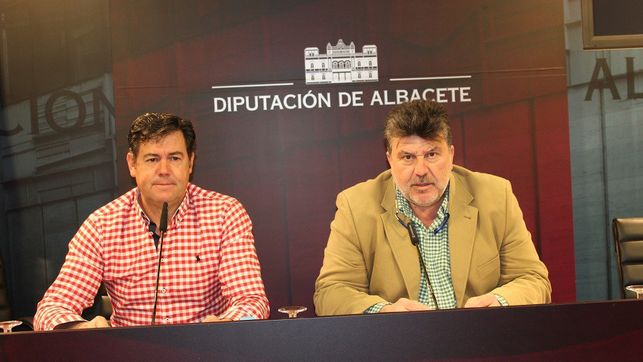 Ángel Alfaro con el dirigente del PP Antonio Serrano, en una imagen de archivo.