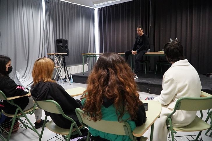 El director artístico de la Feria de Artes Escénicas y Musicales de Castilla-La Mancha se reúne con alumnado de Albacete