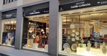 Artesanía y tradición se dan la mano para iluminar los escaparates de la Oficina de Castilla-La Mancha en Madrid