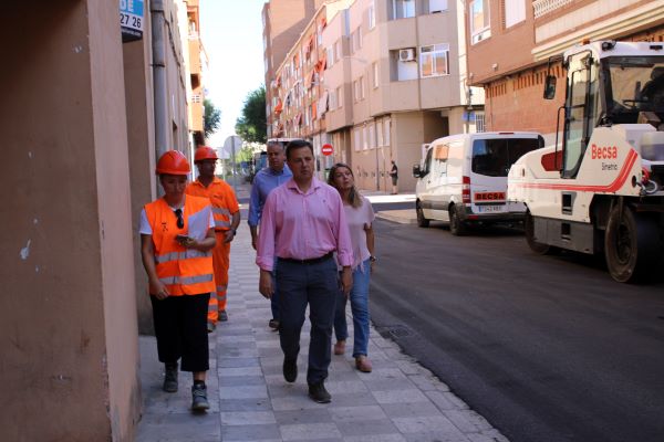 Manuel Serrano visita los trabajos de asfaltado que han mejorado el firme en nueve calles de Albacete