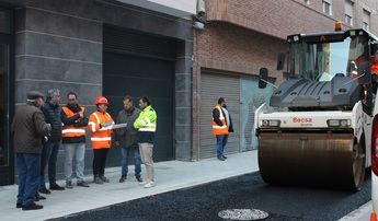 El Ayuntamiento de Albacete asfalta la calle Cervantes 'con medios propios'