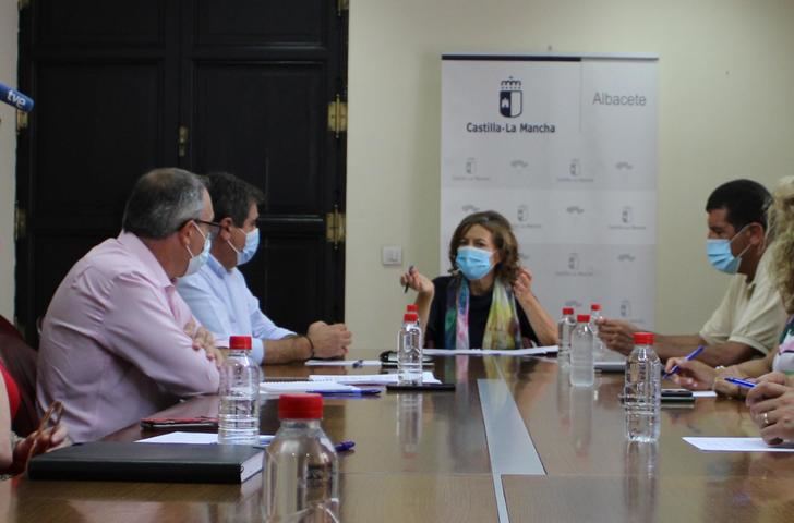 Imagen de archivo de la consejera junto a personas de varias entidades.