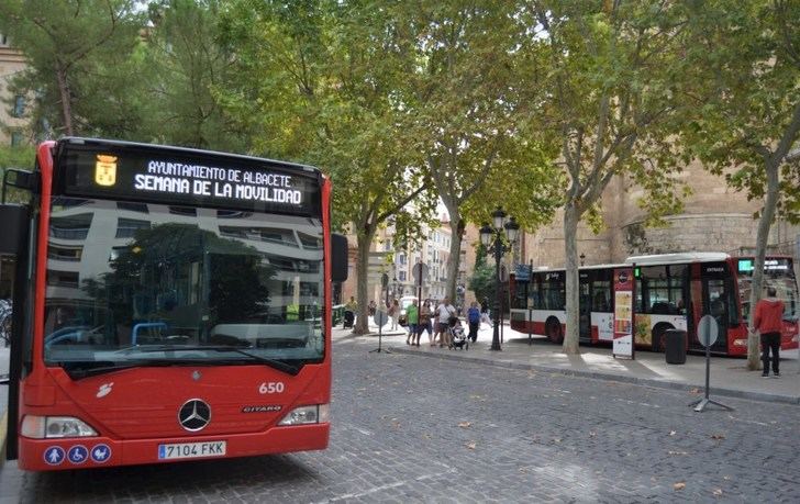 El Ayuntamiento de Albacete informa de que el acceso a los autobuses solo será por la puerta trasera, por el coronavirus