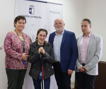 Cristina Landete: la primera persona sordociega en competir en equitación en España recibe apoyo del Gobierno de Castilla-La Mancha