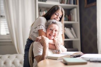 Por qué es una buena opción contratar servicios de ayuda a domicilio para mayores