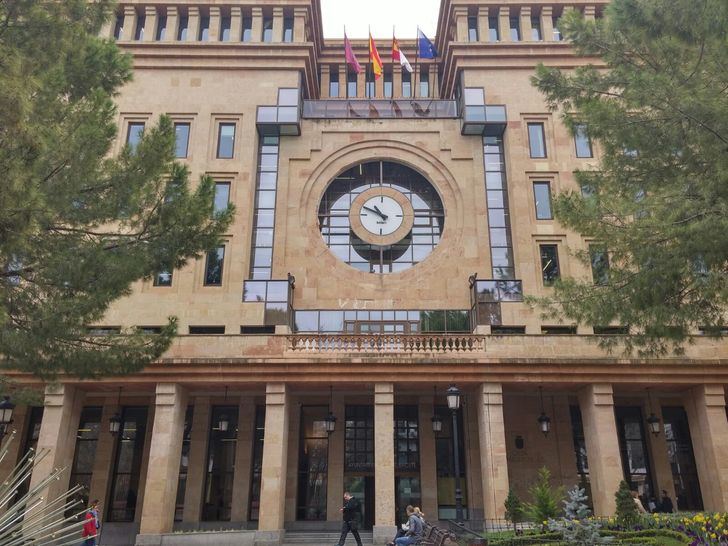 La Ayuntamiento de Albacete se ilumina de azul para hacer visible la dislexia