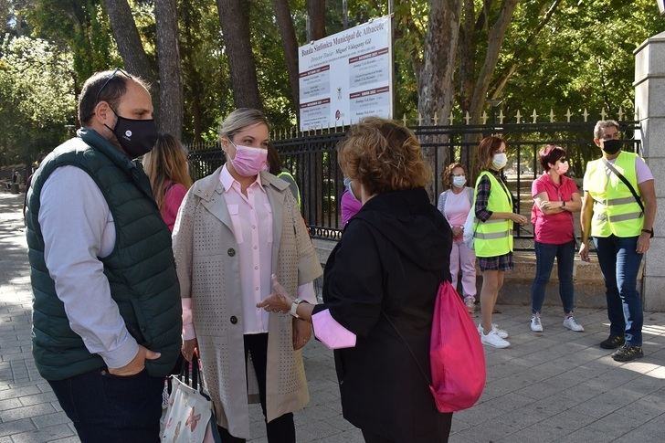 El Ayuntamiento participa en las actividades organizadas por la AECC en Albacete con motivo del Día Mundial Contra el Cáncer de Mama