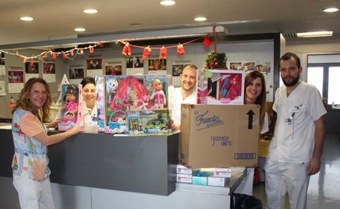 Los niños ingresados en los hospitales públicos de Albacete reciben los juguetes de la empresa Famosa
