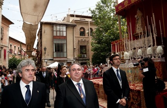 Lleno en Toledo para presenciar el Corpus a pesar de la coincidencia con la proclamación de Felipe VI y el calor