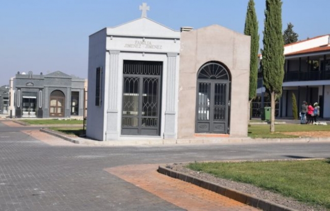 El cementerio de Villarrobledo ofrece una nueva imagen a las personas que lo visitan estos días