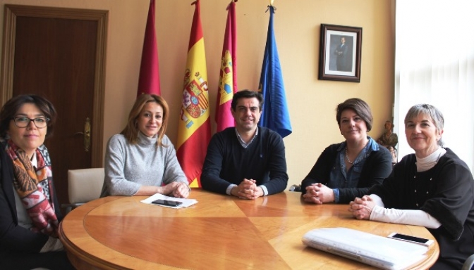 Ayuntamiento y Diputación de Albacete reiteran su apoyo al sector cuchillero de la ciudad