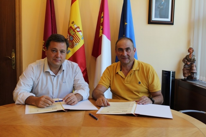 El Ayuntamiento de Albacete firma un convenio con FUDECU para mejorar la cualificación profesional del sector cuchillero