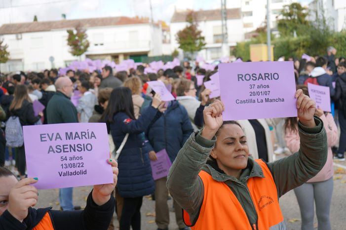 Cerca de 700 personas alzaron 1.171 cartulinas moradas en La Roda, una por cada mujer fallecida por violencia de género