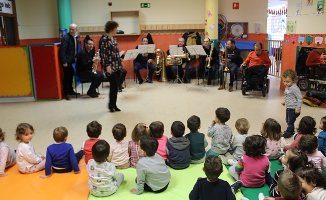 La Banda Municipal de Albacete felicita la navidad en las escuelas municipales