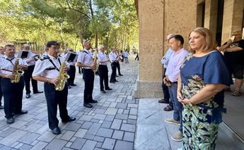 La Banda Sinfónica Municipal deleita al público con un pasacalles en el centro de la ciudad