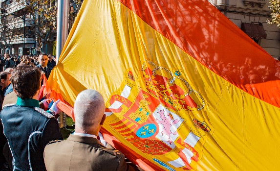 Una bandera de España de 35 metros conmemora en Albacete los 40 años de Constitución