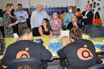 La consejera de Bienestar Social y el alcalde visitan las instalaciones de Amiab en Romica