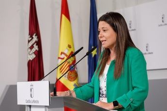 Bárbara García Torijano informando hoy de la decisión del gobierno regional.