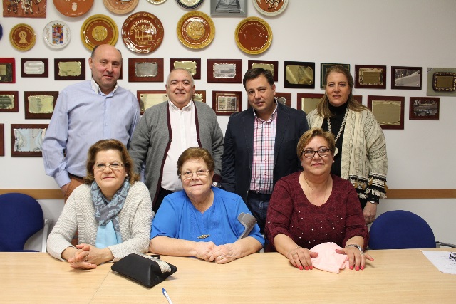 Hurtado junto a Manuel Serrano y directivos de El Pilar en una imagen de archivo.