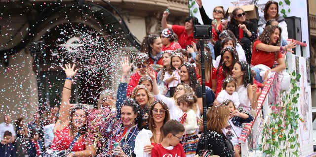 Albacete se ‘echa’ otra vez a la calle para la Batalla de Flores, que da color a la Feria (Imágenes)