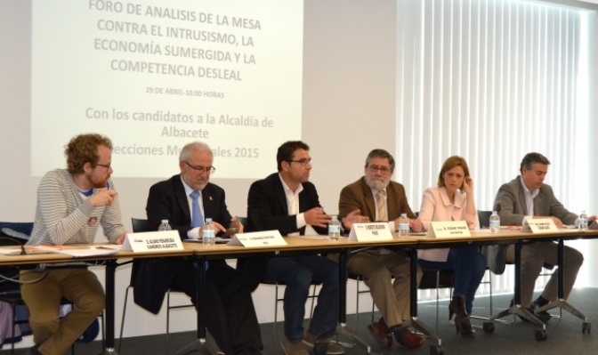 Belinchón (PSOE) y otros candidatos participan en el foro sobre intrusismo de Feda, al que no asistió Javier Cuenca (PP)