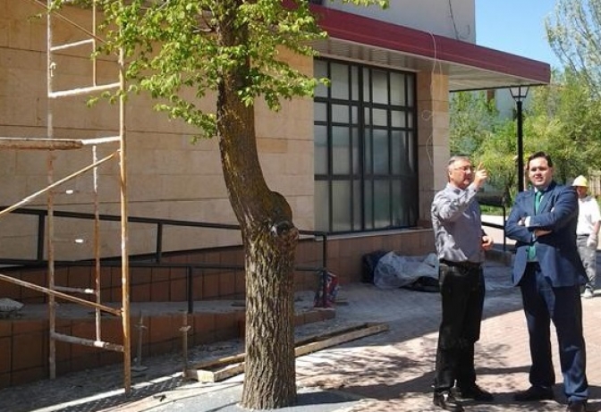 El presidente de la Diputación, Francisco Núñez, visita las obras de reparación de la Casa de la Cultura de Pétrola